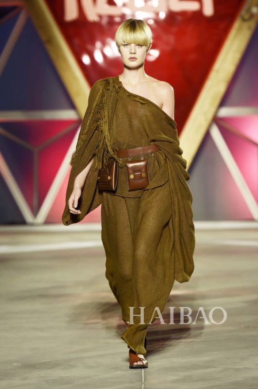 帅哭- 李宇春T台首秀赛超模，没想到竟是临时被Cue上场！